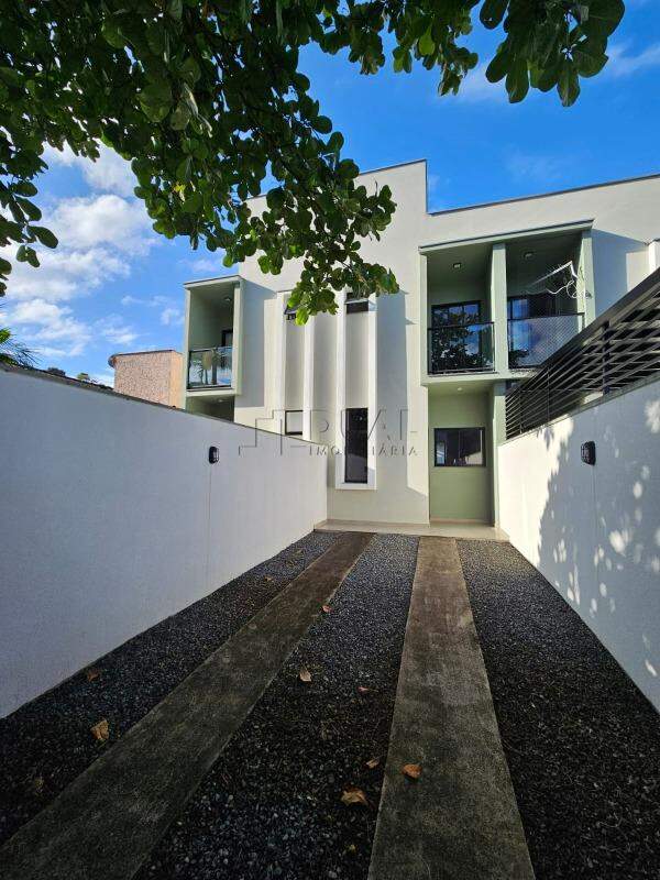 Geminado sobrado com 2 suítes no bairro Rau em Jaraguá do Sul