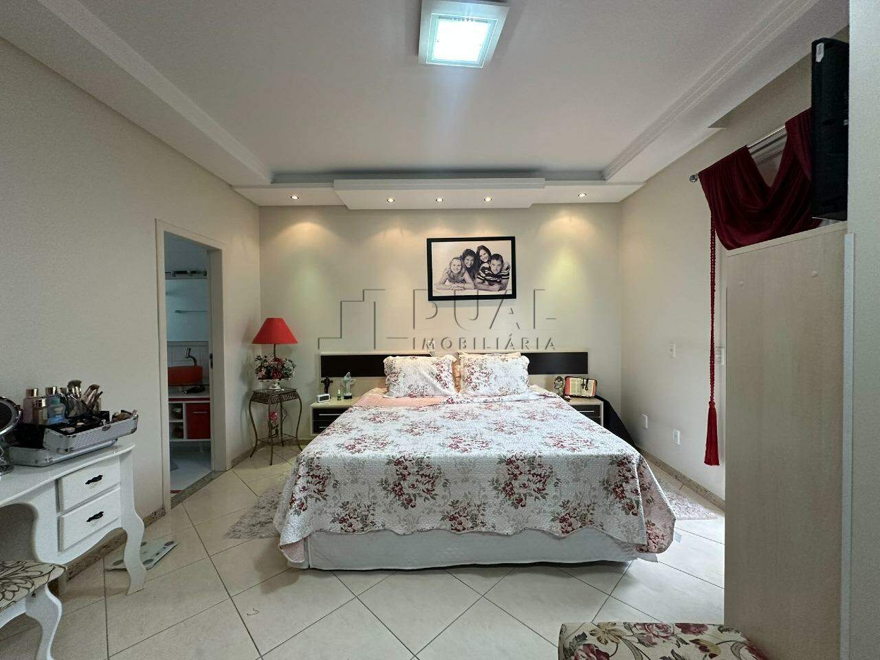 Imagem Casa Alto Padrão no Centro com Piscina e Área de Festas