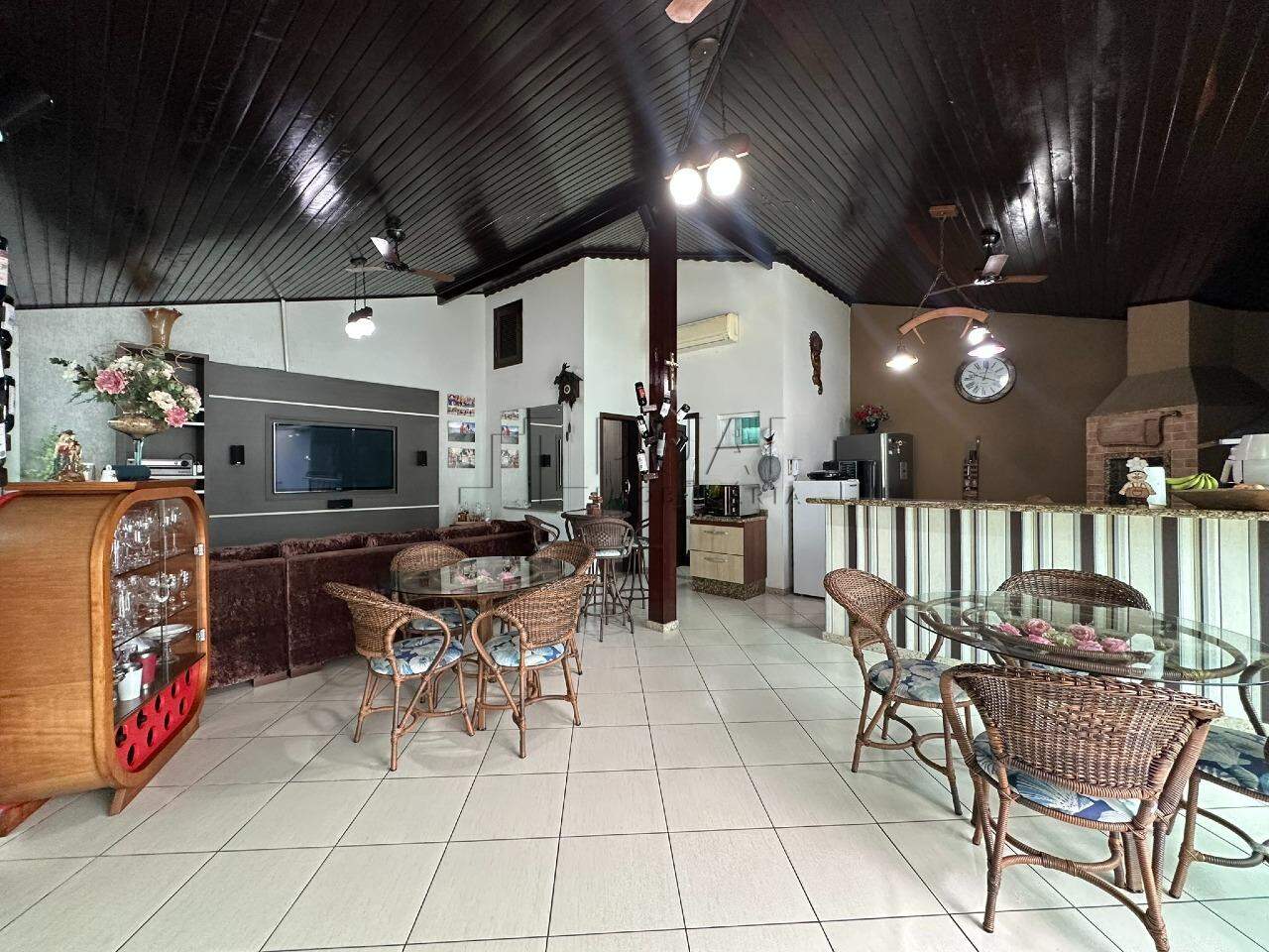 Imagem Casa Alto Padrão no Centro com Piscina e Área de Festas