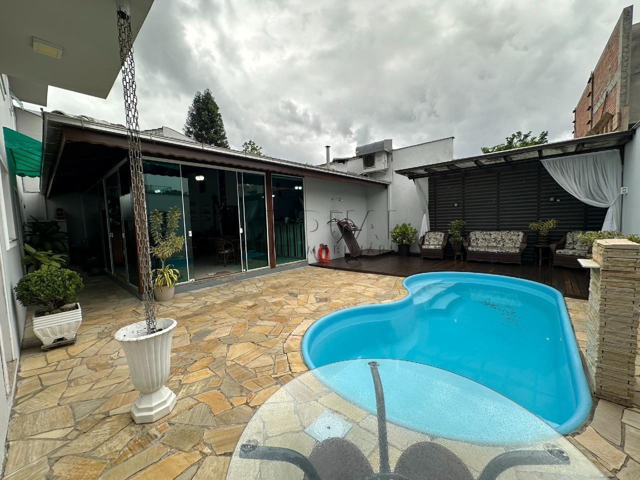 Imagem Casa Alto Padrão no Centro com Piscina e Área de Festas