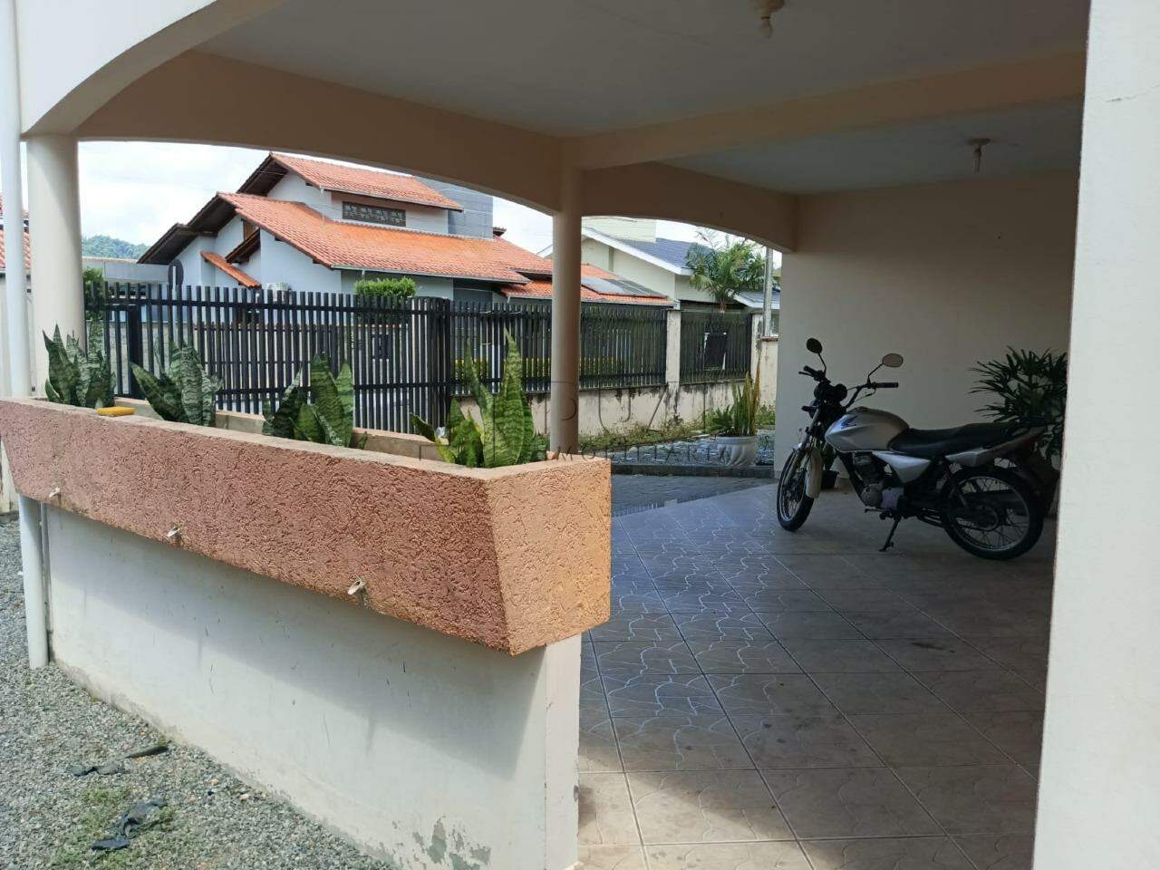 Imagem Sobrado à Venda no Bairro Amizade – 6 Dormitórios, 4 Banheiros e Potencial para Renda Extra