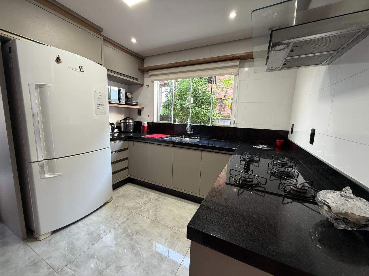 Imagem Sobrado Espaçoso com Suíte, Closet e Piscina – Ótima Localização e Energia Solar!