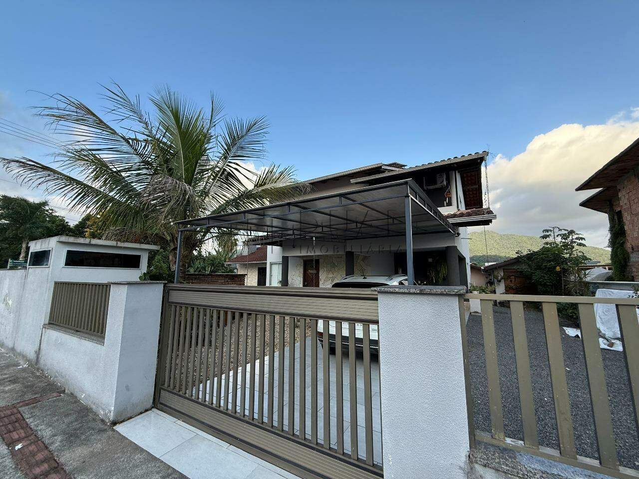 Imagem Sobrado Espaçoso com Suíte, Closet e Piscina – Ótima Localização e Energia Solar!