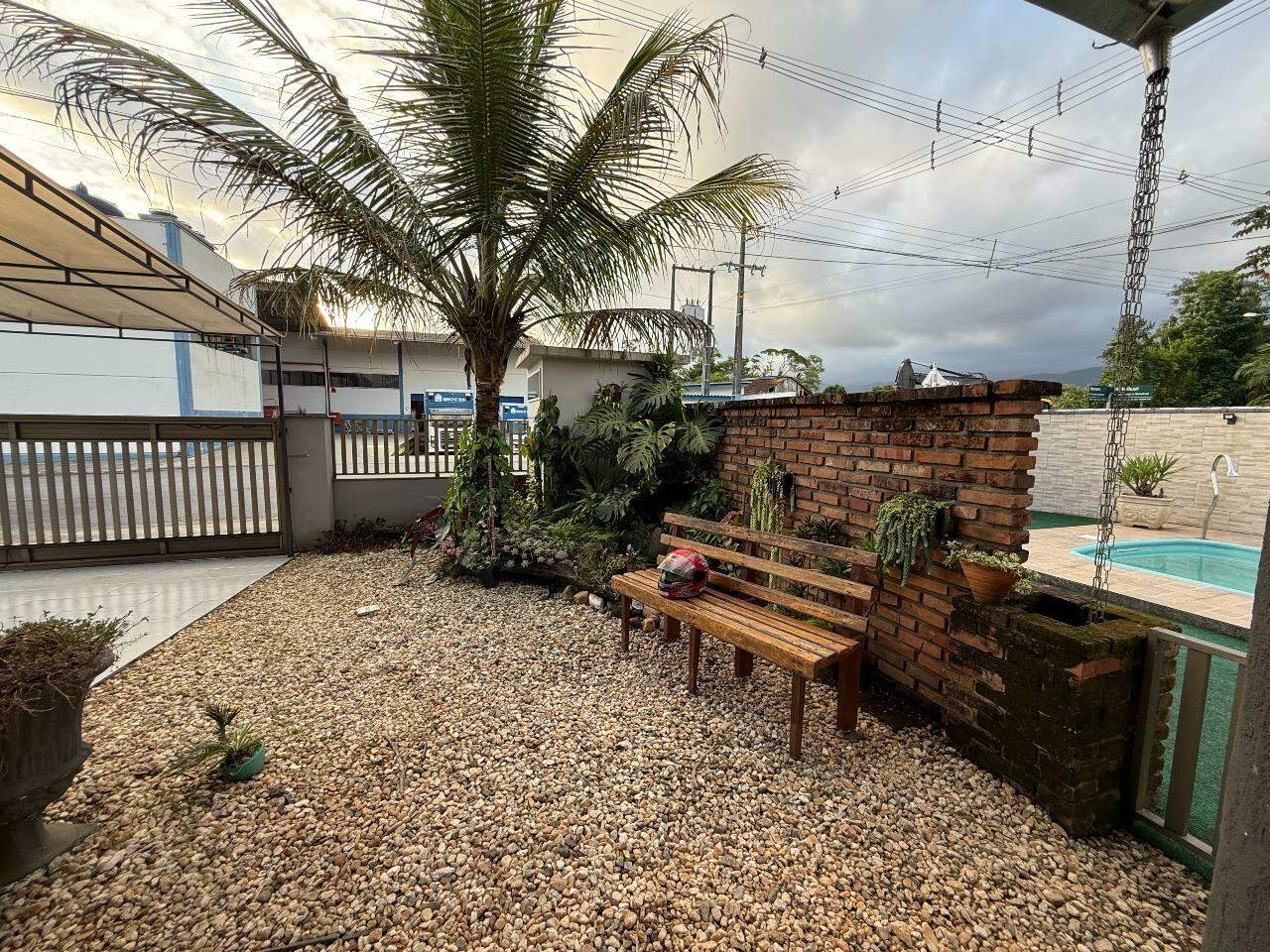 Imagem Sobrado Espaçoso com Suíte, Closet e Piscina – Ótima Localização e Energia Solar!