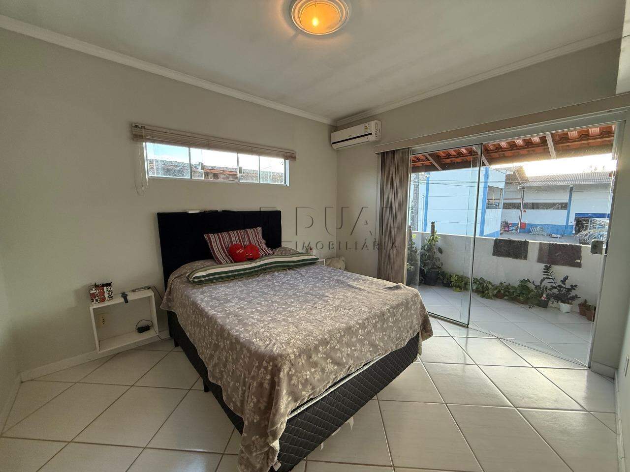 Imagem Sobrado Espaçoso com Suíte, Closet e Piscina – Ótima Localização e Energia Solar!