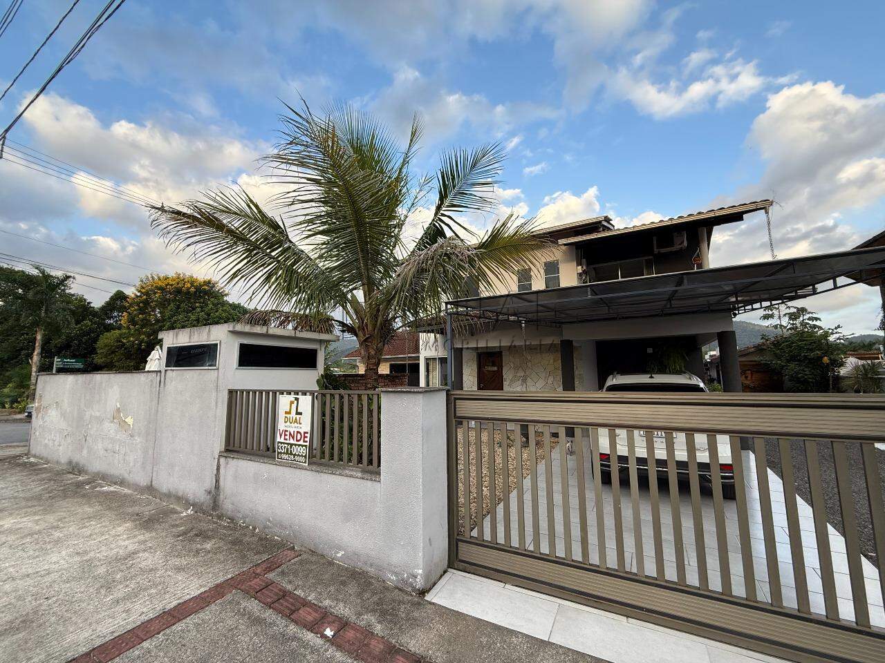 Sobrado Espaçoso com Suíte, Closet e Piscina – Ótima Localização e Energia Solar!