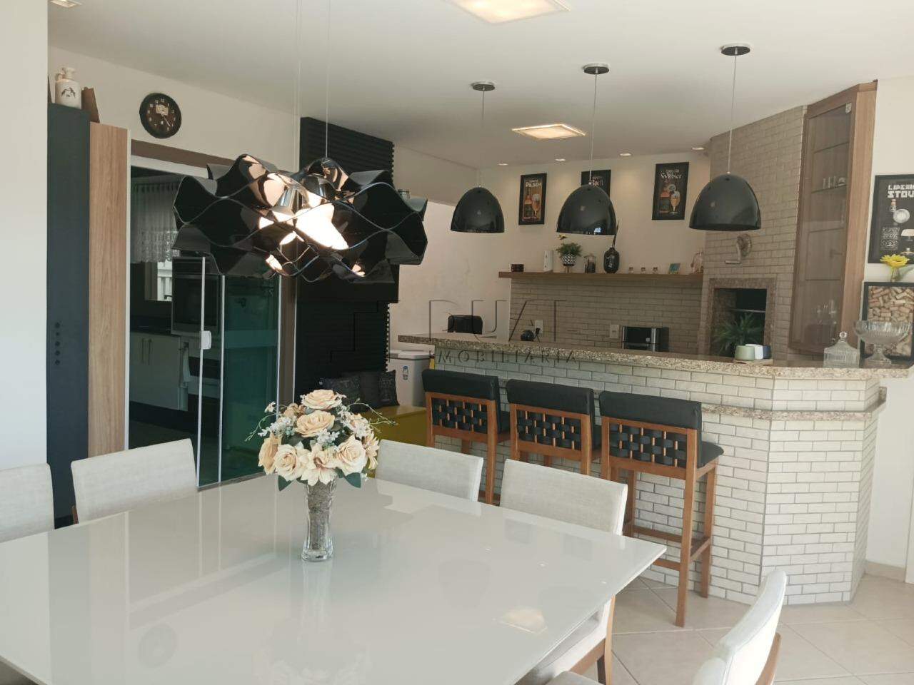 Imagem Sobrado Amplo com Área de Festas e Espaço para Piscina à Venda na Barra – Próximo ao Centro