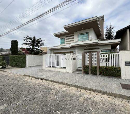 Sobrado Amplo com Área de Festas e Espaço para Piscina à Venda na Barra – Próximo ao Centro