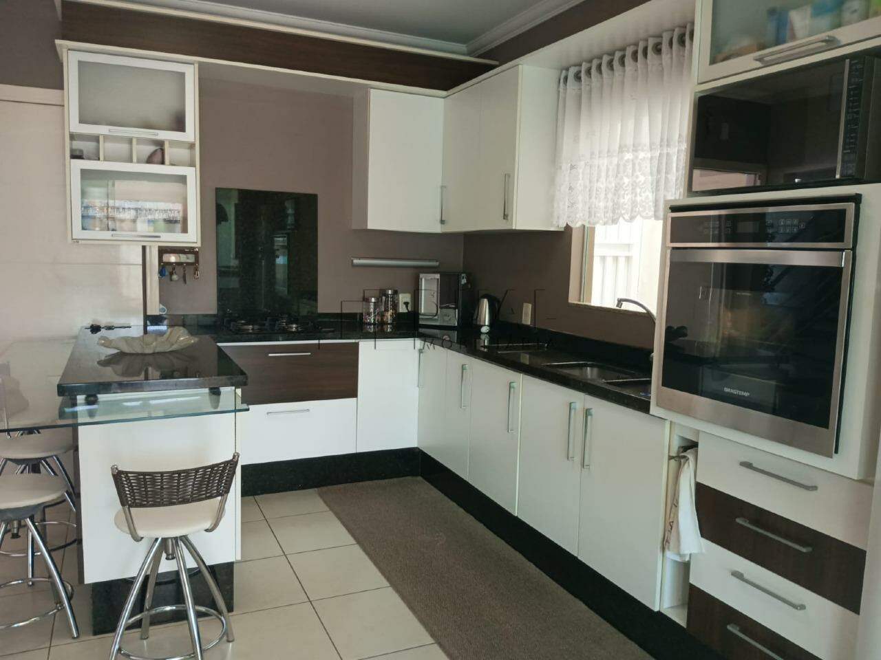 Imagem Sobrado Amplo com Área de Festas e Espaço para Piscina à Venda na Barra – Próximo ao Centro