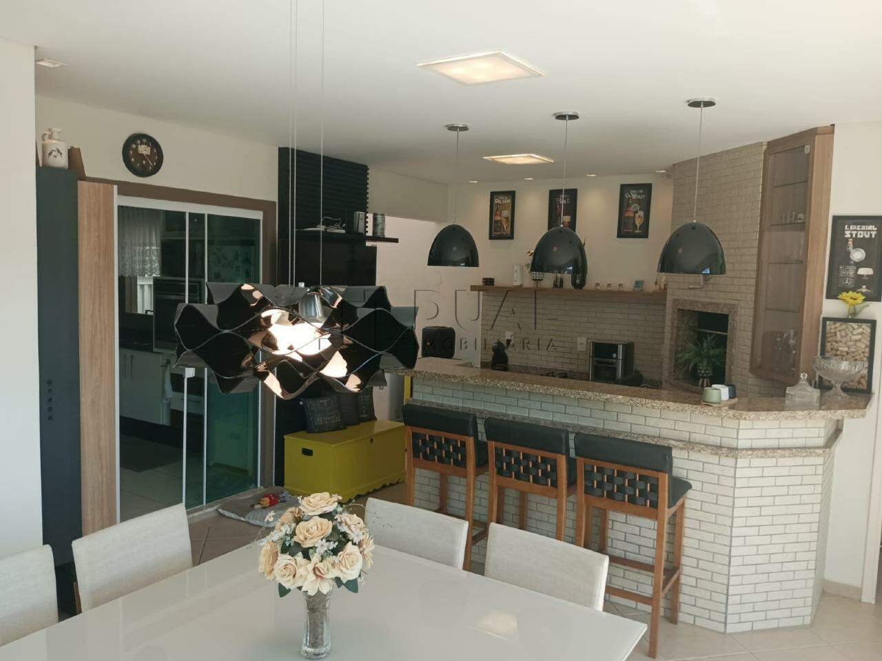 Imagem Sobrado Amplo com Área de Festas e Espaço para Piscina à Venda na Barra – Próximo ao Centro