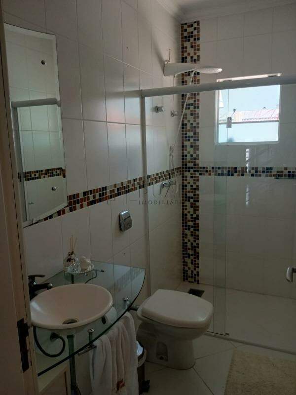 Imagem Sobrado Amplo com Área de Festas e Espaço para Piscina à Venda na Barra – Próximo ao Centro