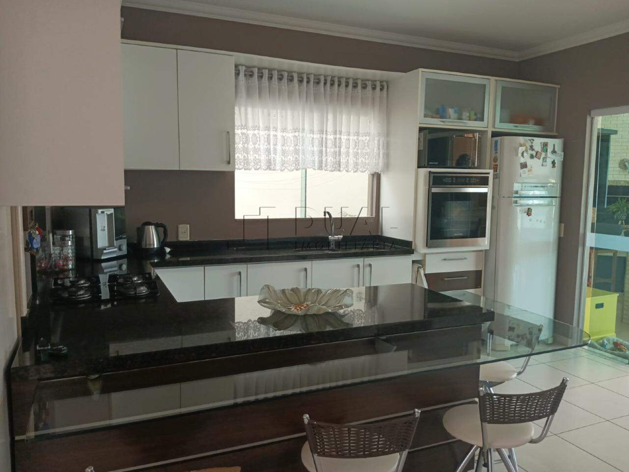 Imagem Sobrado Amplo com Área de Festas e Espaço para Piscina à Venda na Barra – Próximo ao Centro