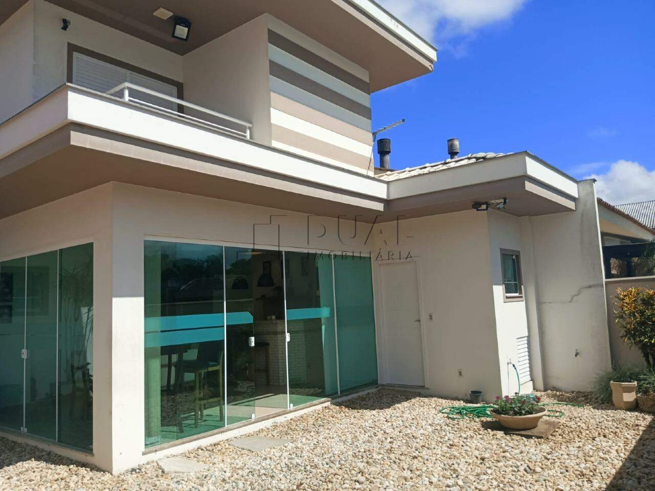 Imagem Sobrado Amplo com Área de Festas e Espaço para Piscina à Venda na Barra – Próximo ao Centro