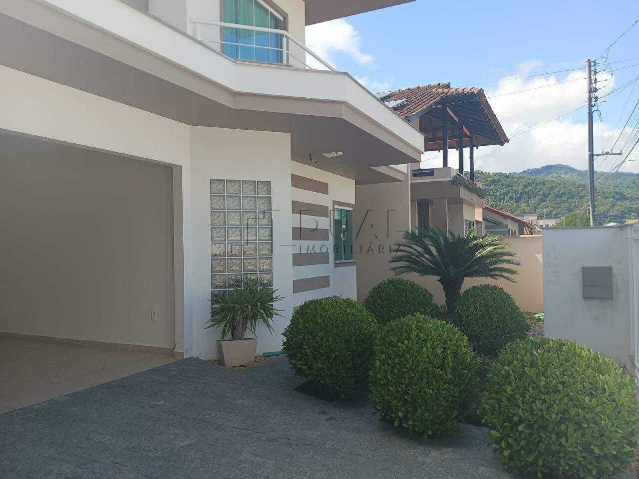 Imagem Sobrado Amplo com Área de Festas e Espaço para Piscina à Venda na Barra – Próximo ao Centro