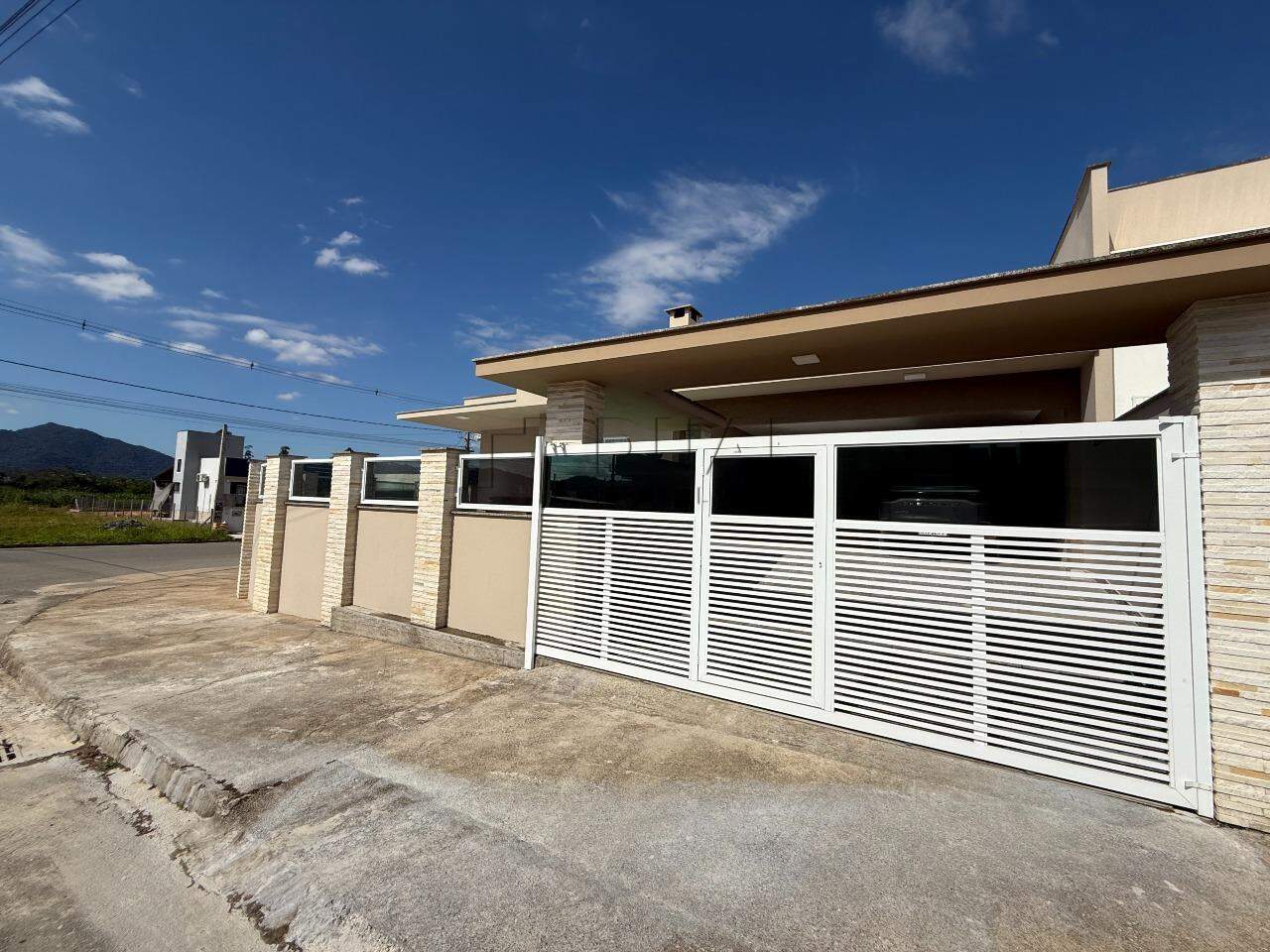 Imagem Casa Térrea com Piscina + Galpão Comercial em Terreno de Esquina