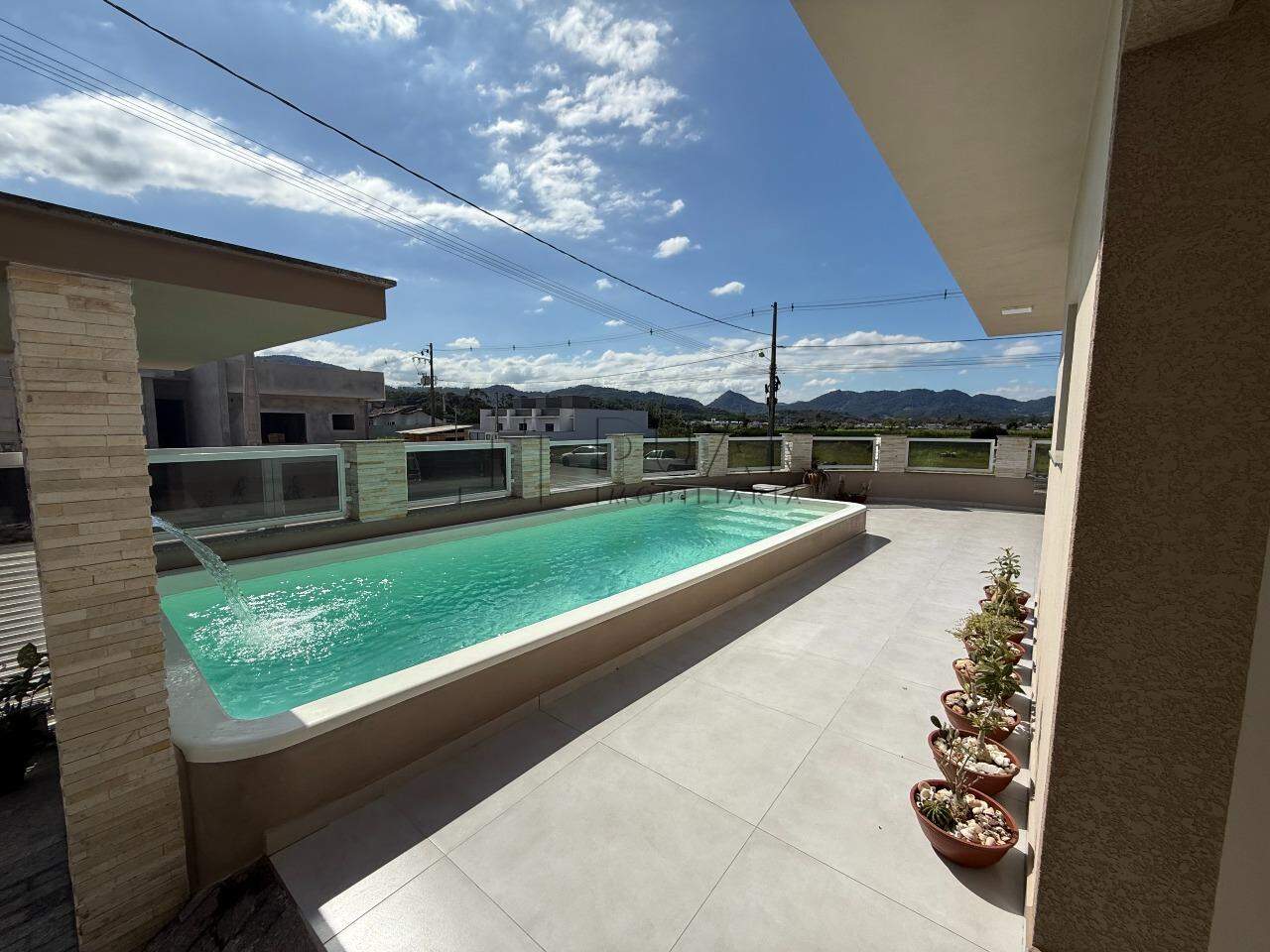Imagem Casa Térrea com Piscina + Galpão Comercial em Terreno de Esquina