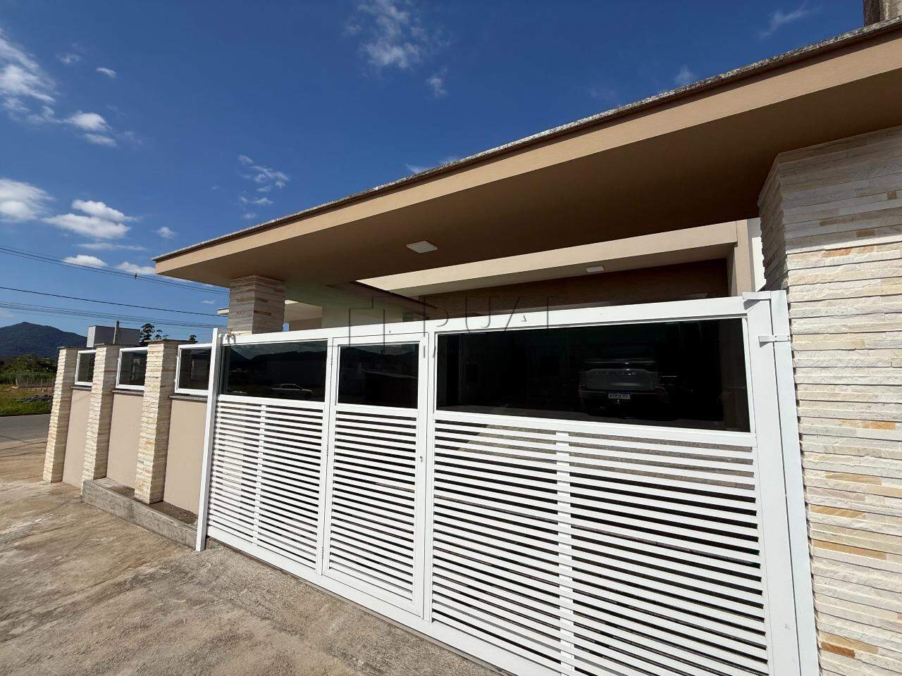 Imagem Casa Térrea com Piscina + Galpão Comercial em Terreno de Esquina
