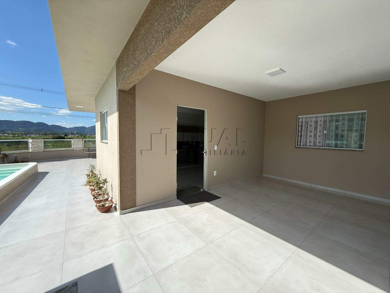 Imagem Casa Térrea com Piscina + Galpão Comercial em Terreno de Esquina