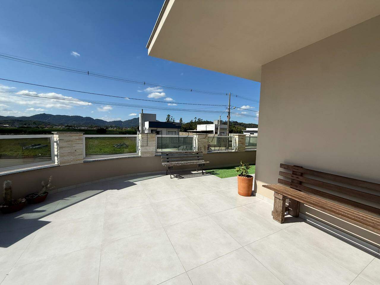 Imagem Casa Térrea com Piscina + Galpão Comercial em Terreno de Esquina