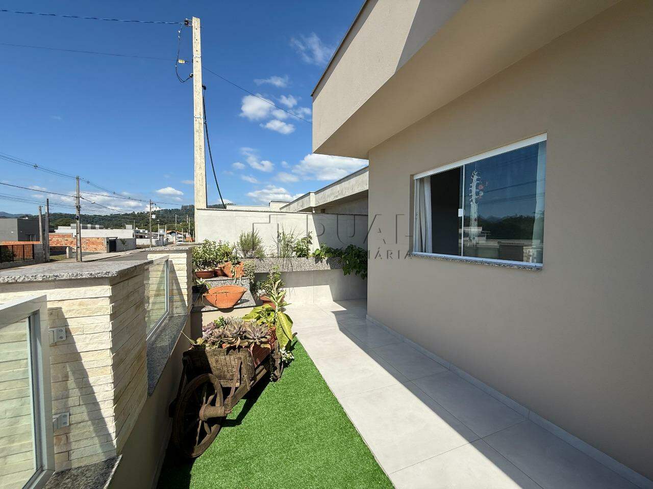 Imagem Casa Térrea com Piscina + Galpão Comercial em Terreno de Esquina