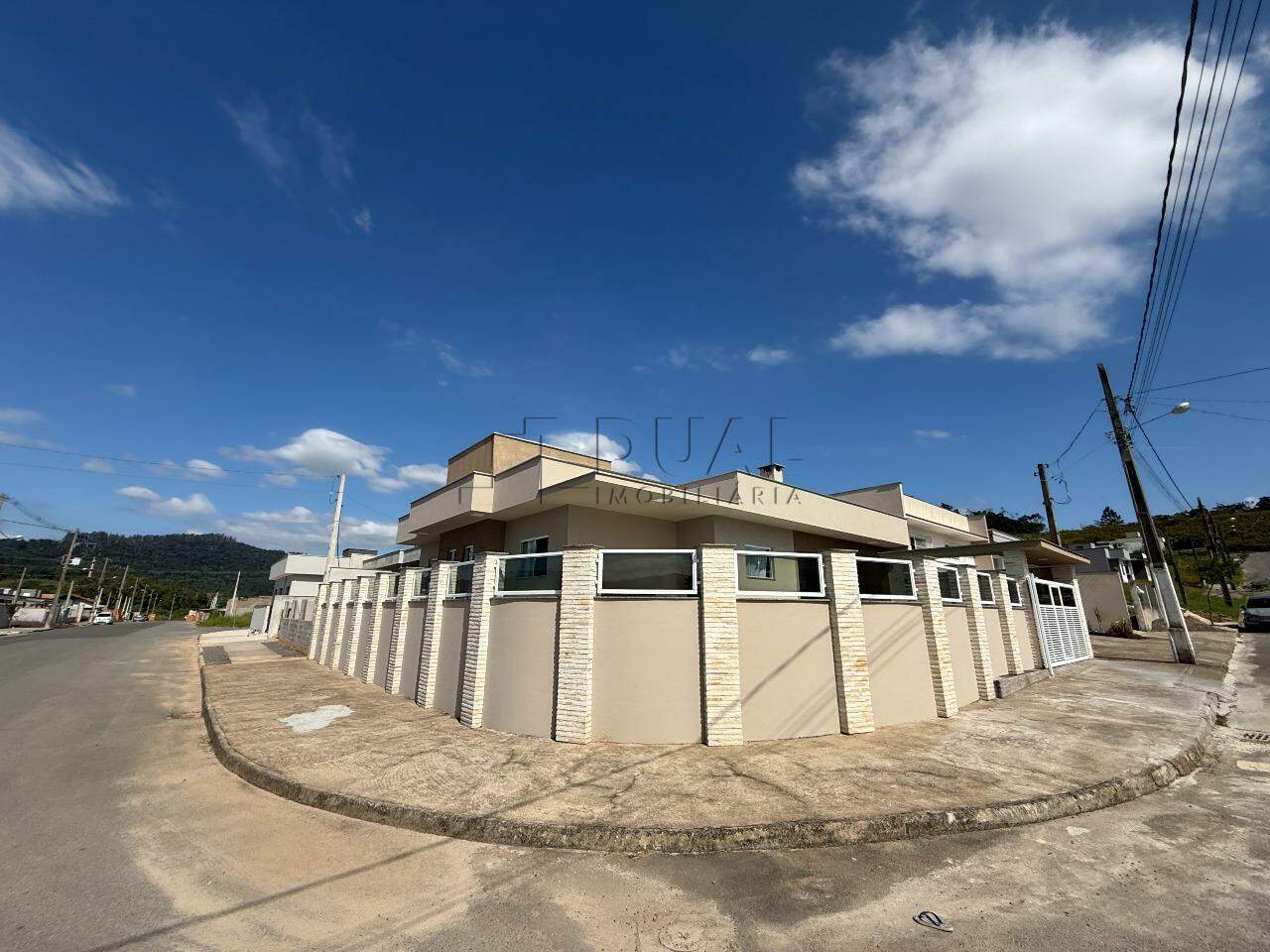 Imagem Casa Térrea com Piscina + Galpão Comercial em Terreno de Esquina