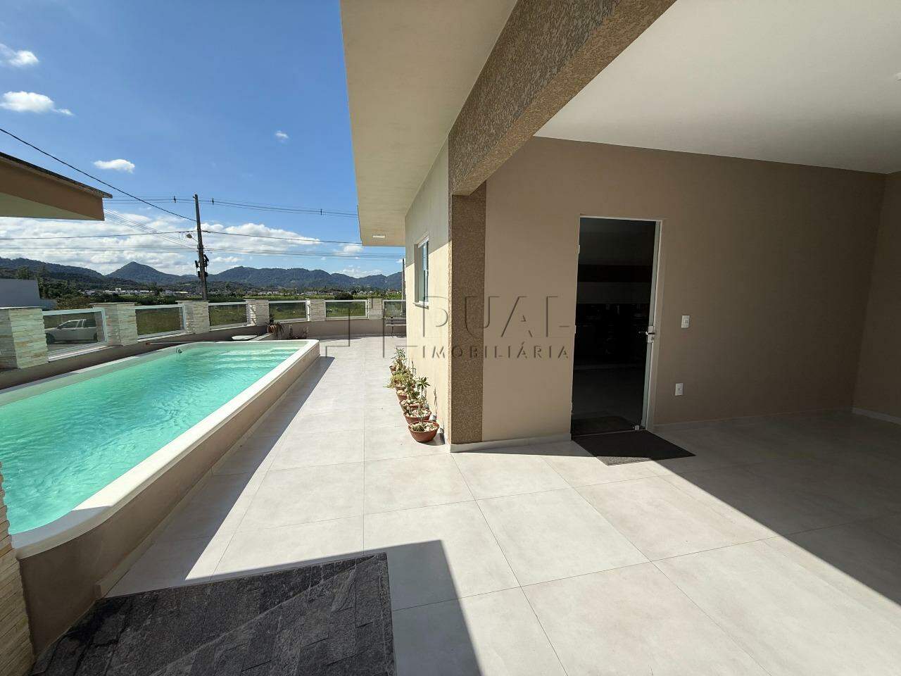 Imagem Casa Térrea com Piscina + Galpão Comercial em Terreno de Esquina