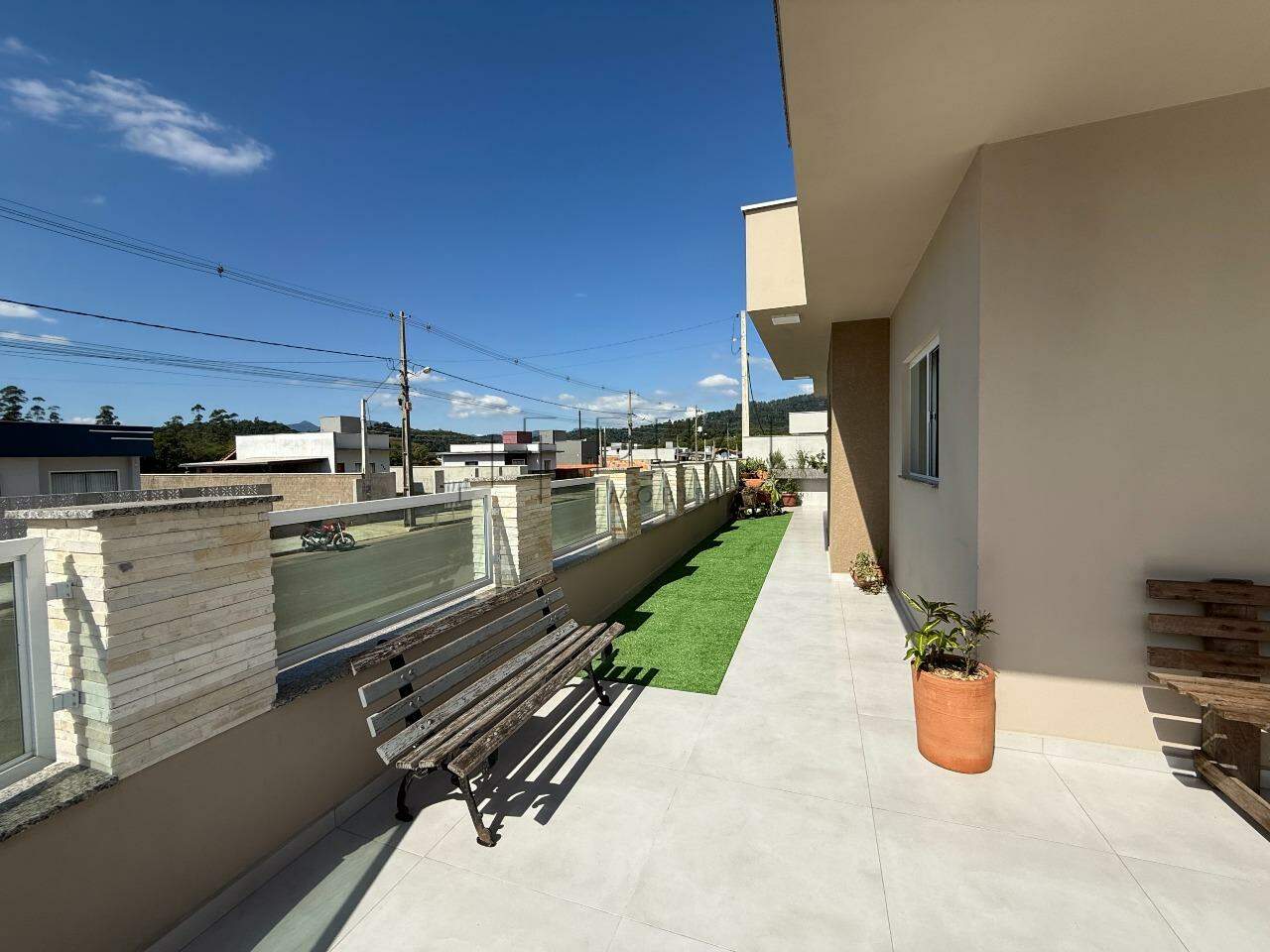 Imagem Casa Térrea com Piscina + Galpão Comercial em Terreno de Esquina