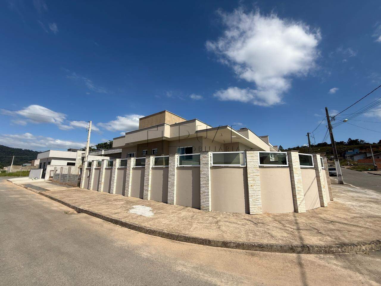 Imagem Casa Térrea com Piscina + Galpão Comercial em Terreno de Esquina