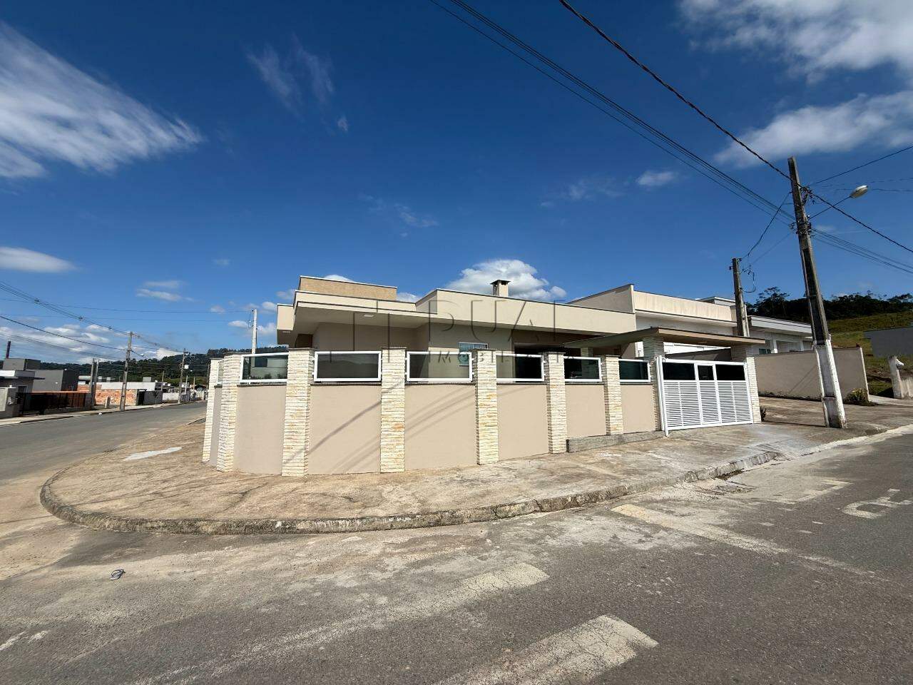 Imagem Casa Térrea com Piscina + Galpão Comercial em Terreno de Esquina