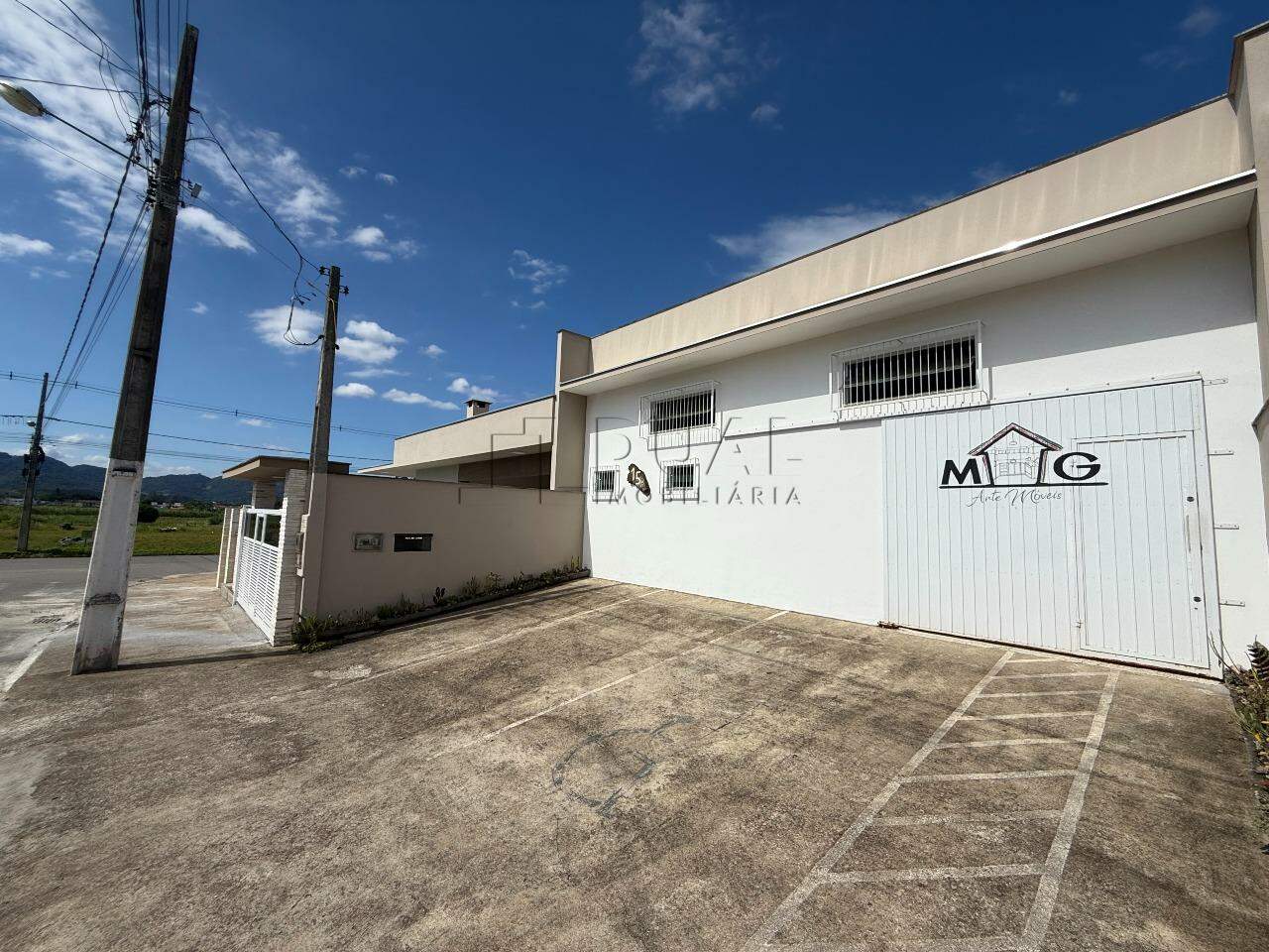 Imagem Casa Térrea com Piscina + Galpão Comercial em Terreno de Esquina