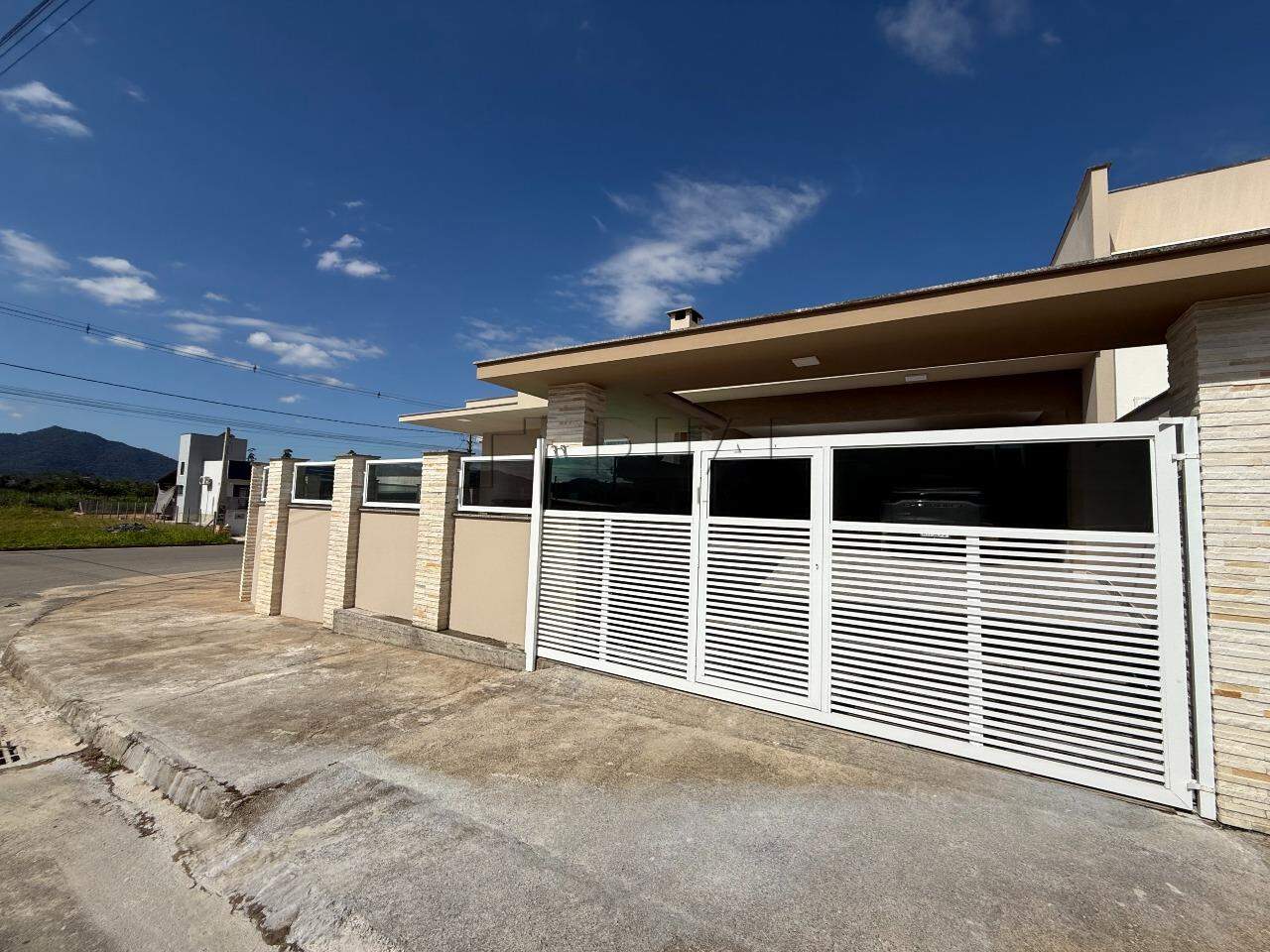 Imagem principal Casa Térrea com Piscina + Galpão Comercial em Terreno de Esquina