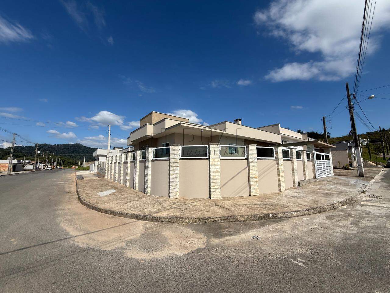 Imagem Casa Térrea com Piscina + Galpão Comercial em Terreno de Esquina