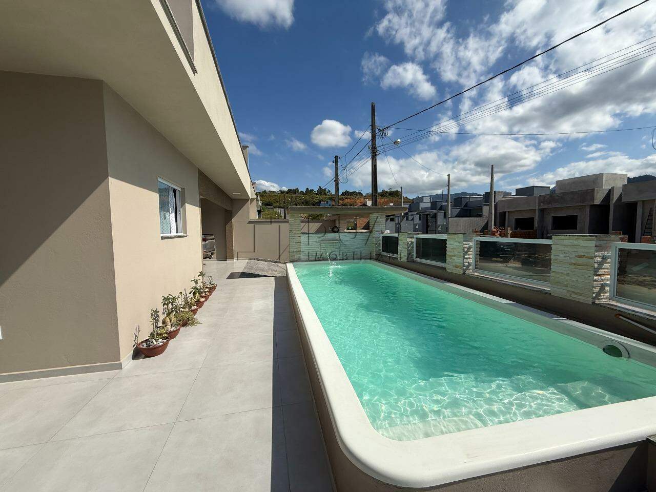 Imagem Casa Térrea com Piscina + Galpão Comercial em Terreno de Esquina