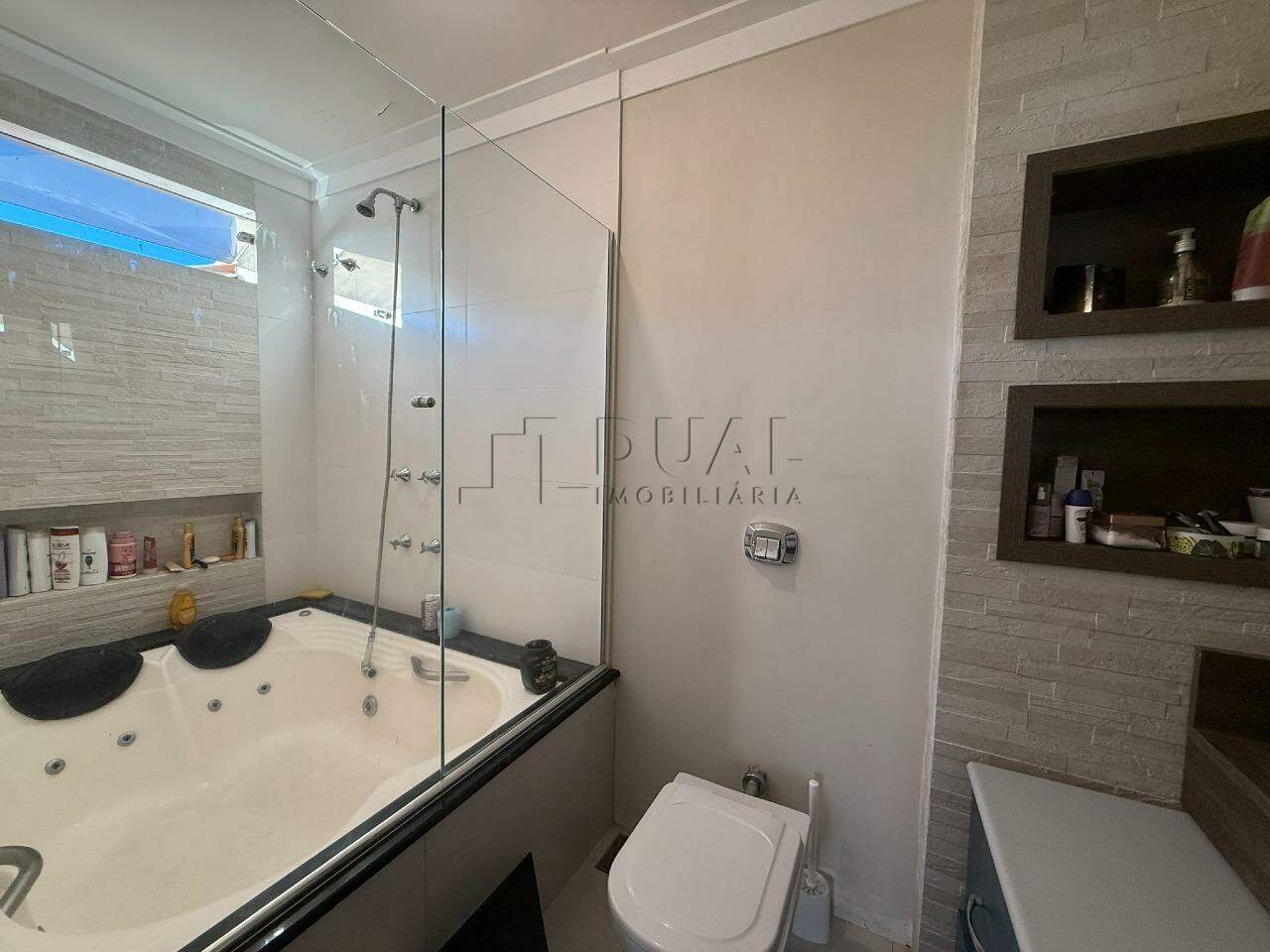 Imagem Casa próxima ao centro da cidade, no bairro Vila Nova