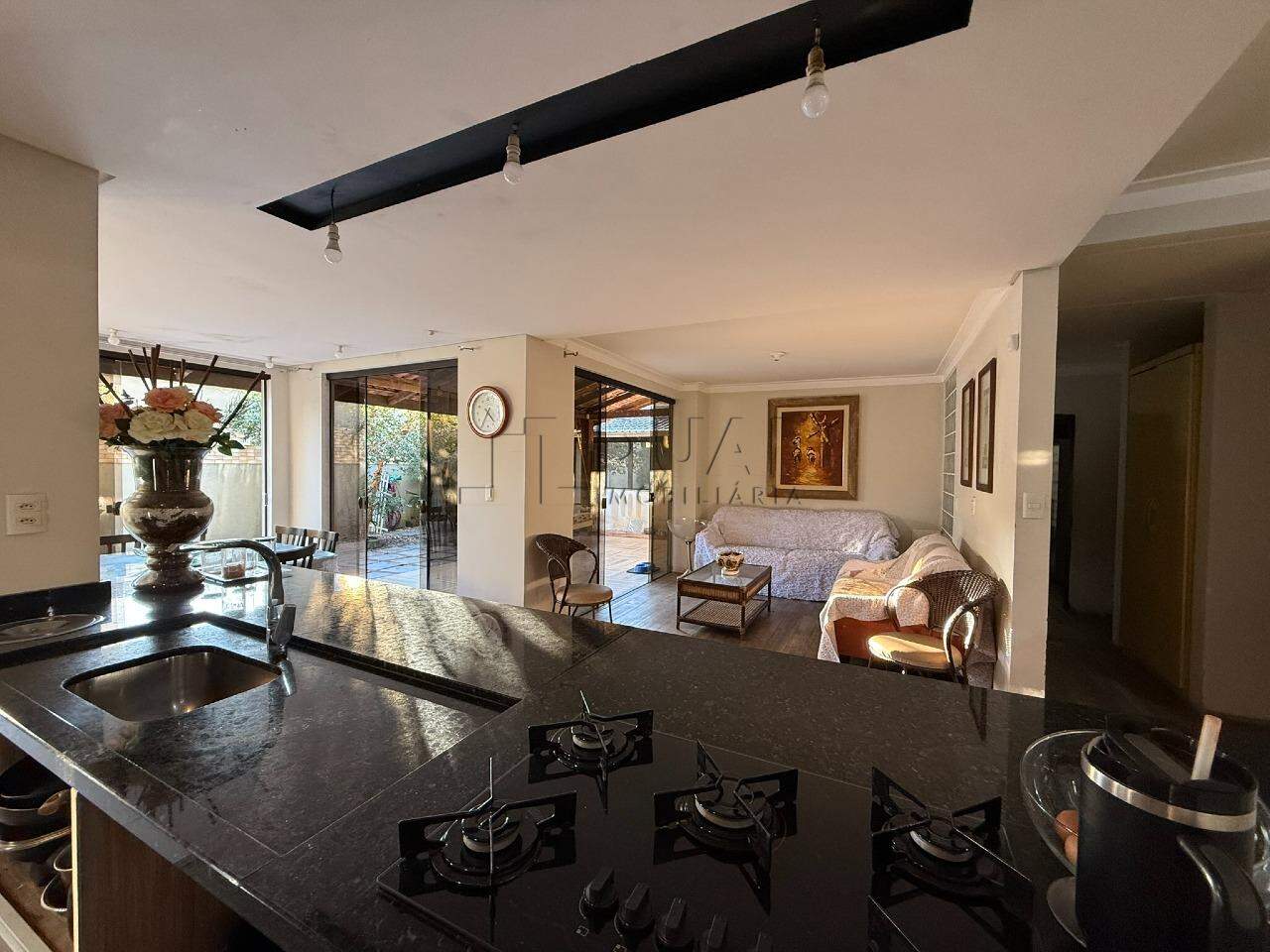 Imagem Casa próxima ao centro da cidade, no bairro Vila Nova