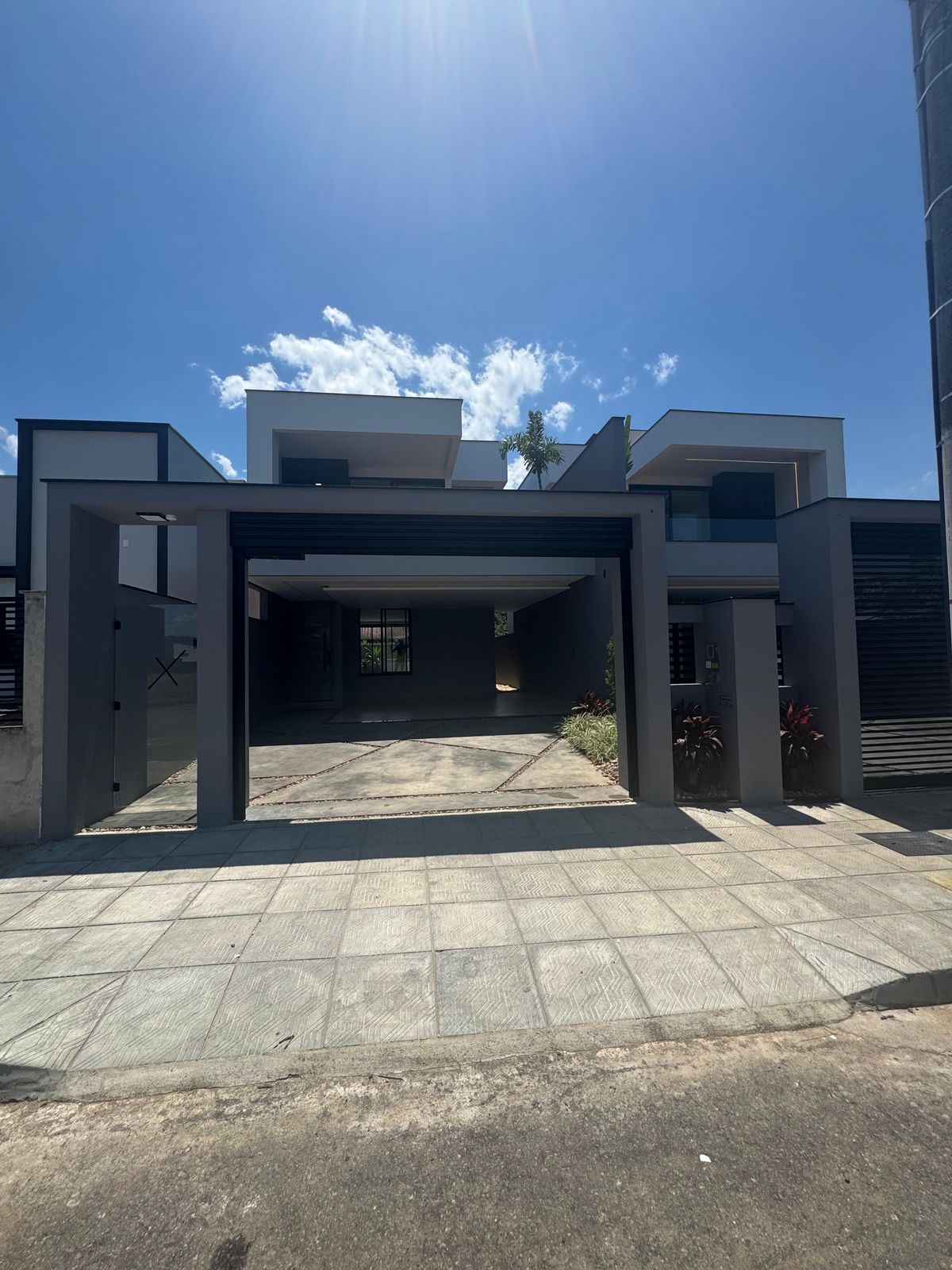 Imagem Geminado Suíte + 2 quartos - 2 vagas de garagem lado a lado.