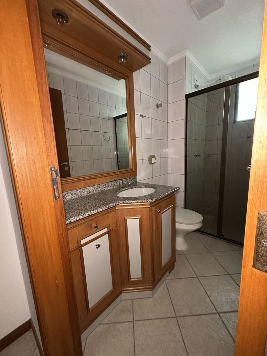 Imagem Apartamento no Centro com 1 Suíte + 2 Quartos, sacada e elevador