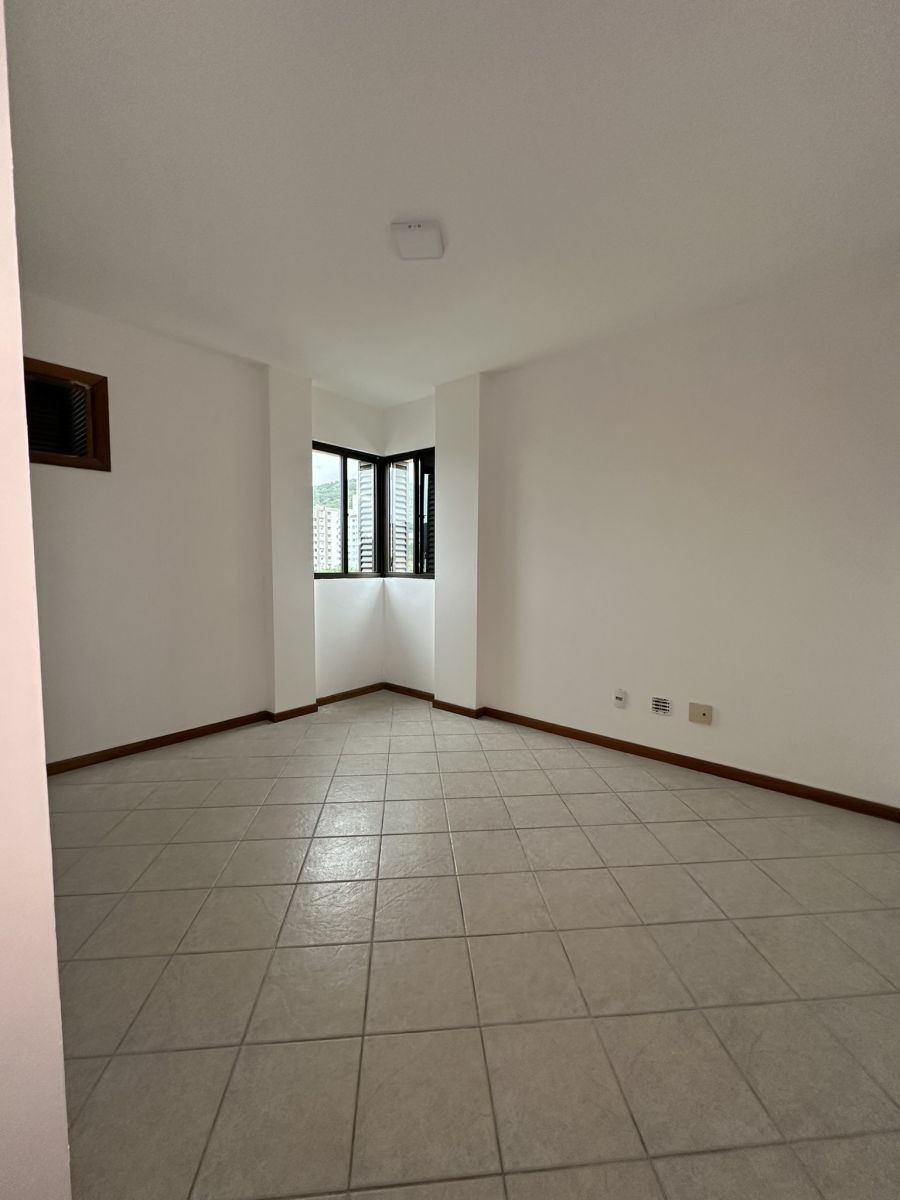 Imagem Apartamento no Centro com 1 Suíte + 2 Quartos, sacada e elevador