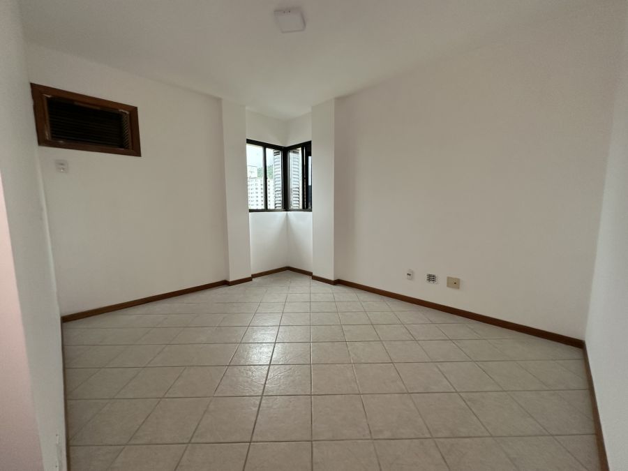 Imagem Apartamento no Centro com 1 Suíte + 2 Quartos, sacada e elevador