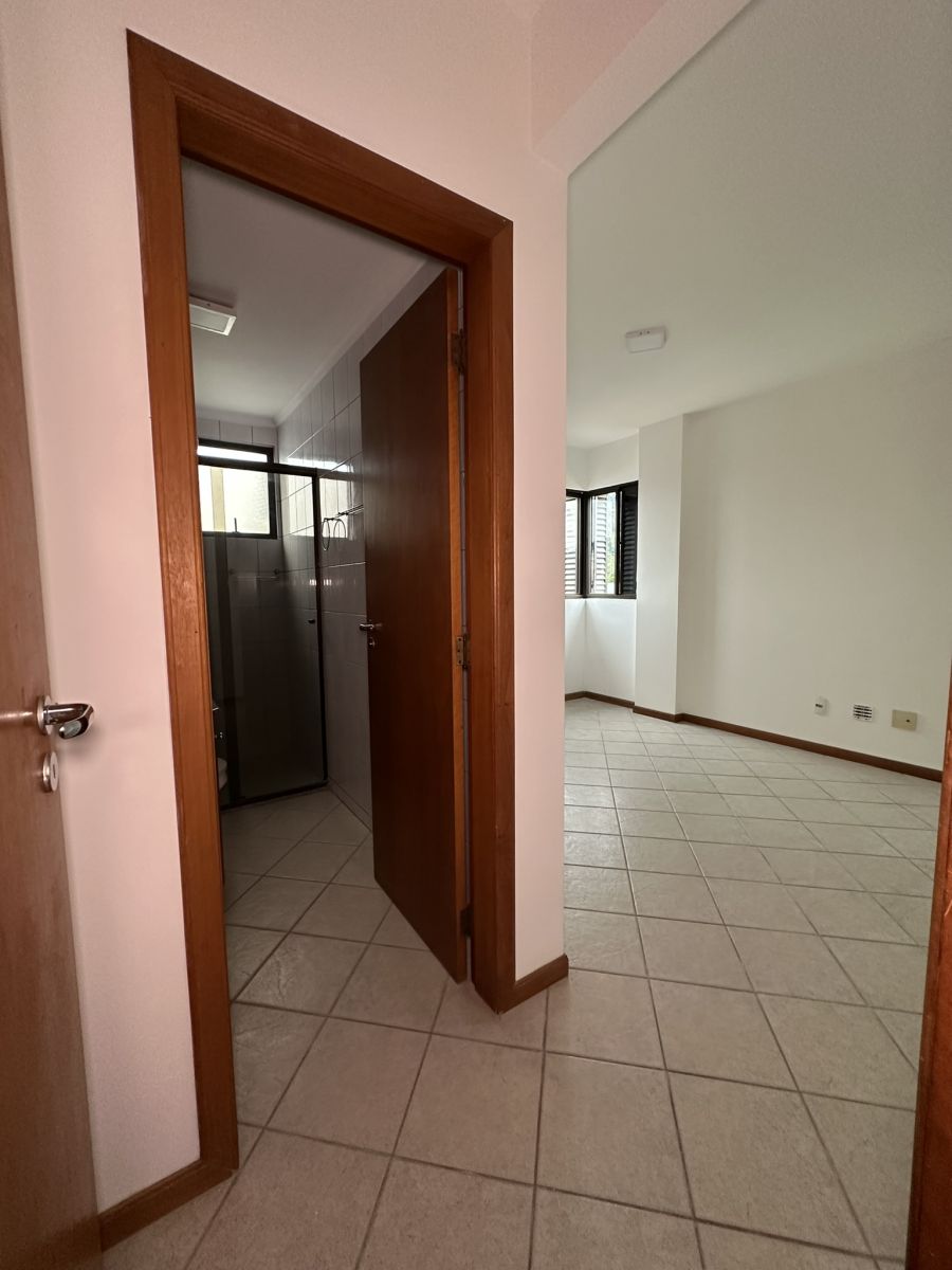 Imagem Apartamento no Centro com 1 Suíte + 2 Quartos, sacada e elevador