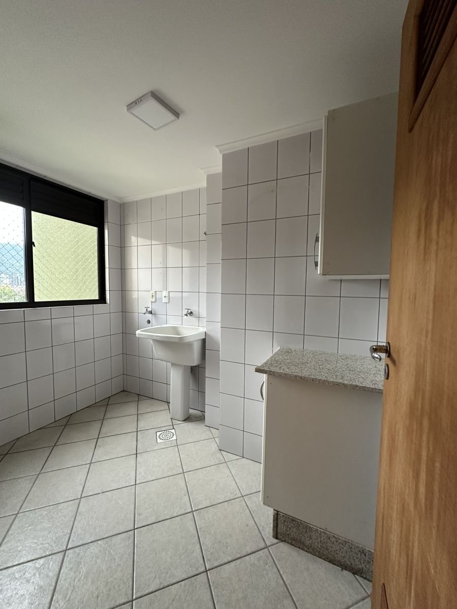 Imagem Apartamento no Centro com 1 Suíte + 2 Quartos, sacada e elevador