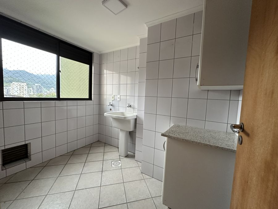 Imagem Apartamento no Centro com 1 Suíte + 2 Quartos, sacada e elevador