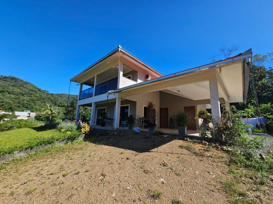 Sobrado com terreno de 7.508,50m² em área urbana no bairro Jaraguá 84 em Jaraguá do Sul