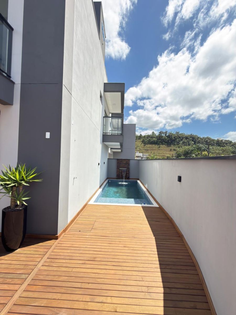 Imagem Casa com 3 suítes e piscina no bairro São Luís em Jaraguá do Sul