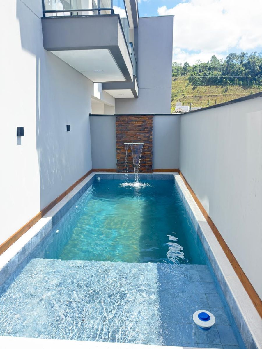 Casa com 3 suítes e piscina no bairro São Luís em Jaraguá do Sul