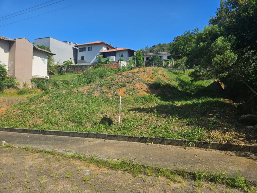 Terreno à venda no bairro Rio Molha em Jaraguá do Sul — 378m², local alto e próximo à Prefeitura