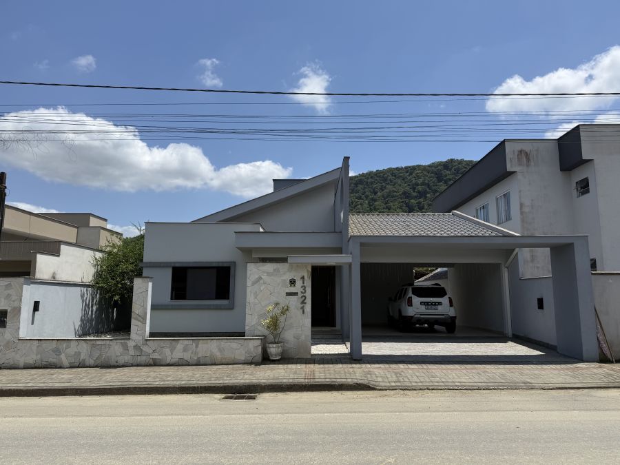 Casa térrea à venda no Bairro Rio Hern em Schroeder – 1 suíte com closet, área de festas, móveis sob medida e localização privilegiada