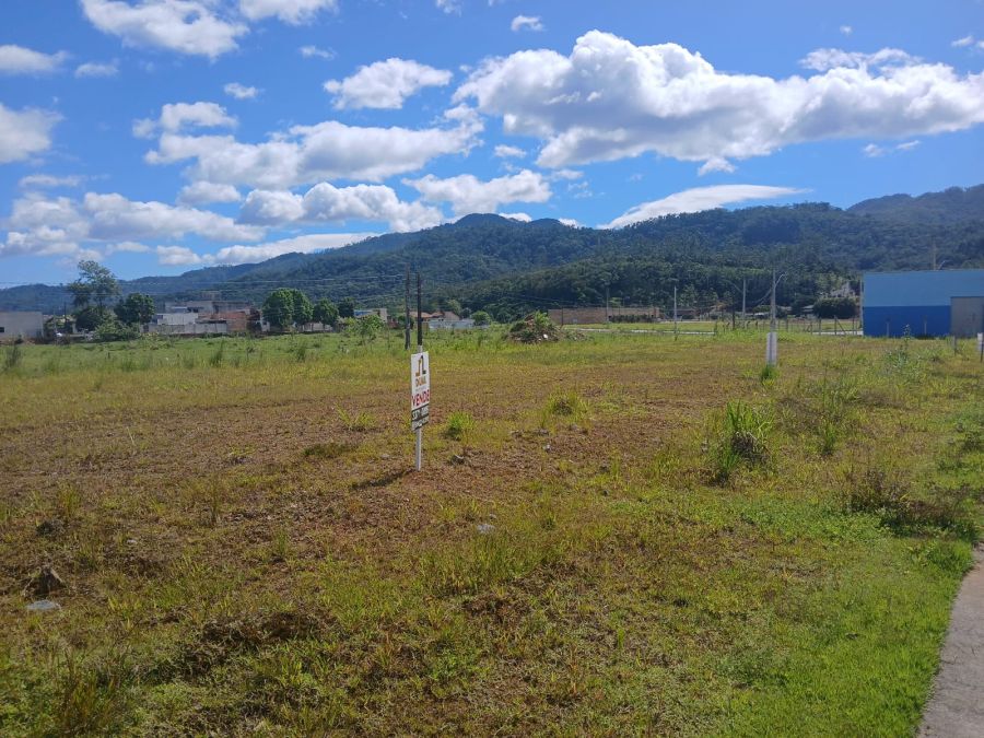 Terreno a venda no Bairro Rio Cerro II, pronto para construir.
