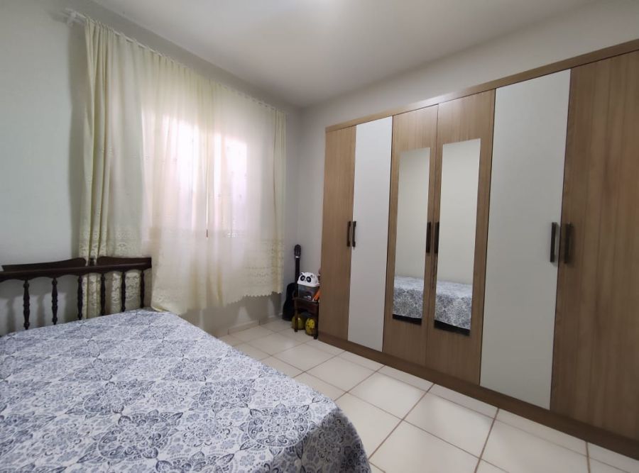 Imagem Casa de meio lote com 3 dormitórios no bairro Ilha da Figueira em Guaramirim