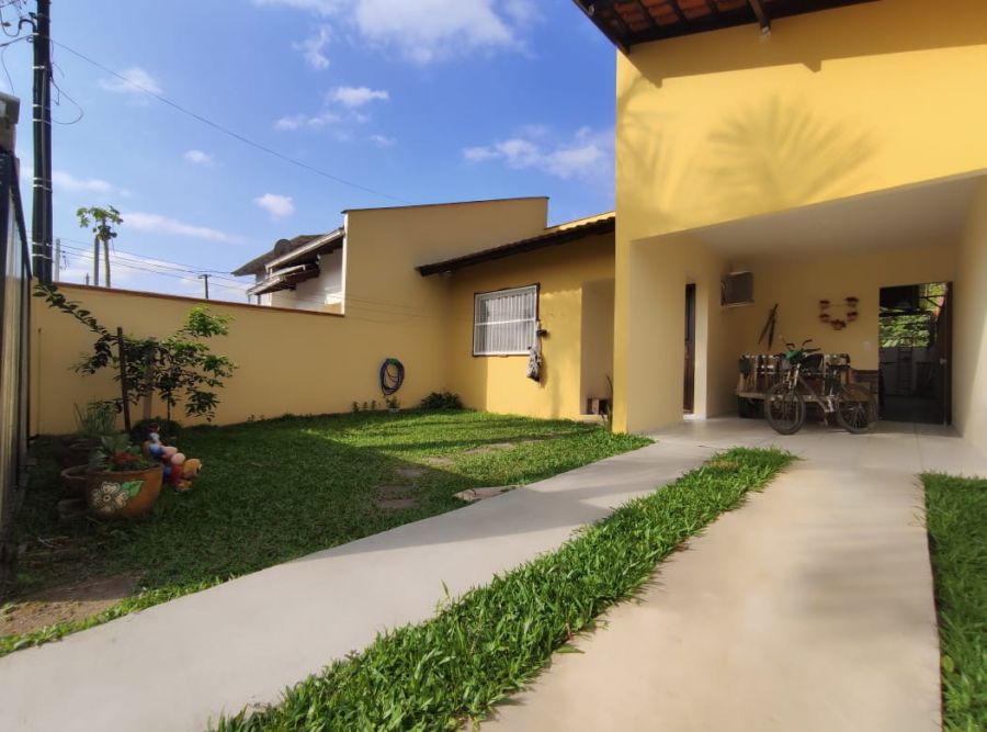 Imagem Casa de meio lote com 3 dormitórios no bairro Ilha da Figueira em Guaramirim